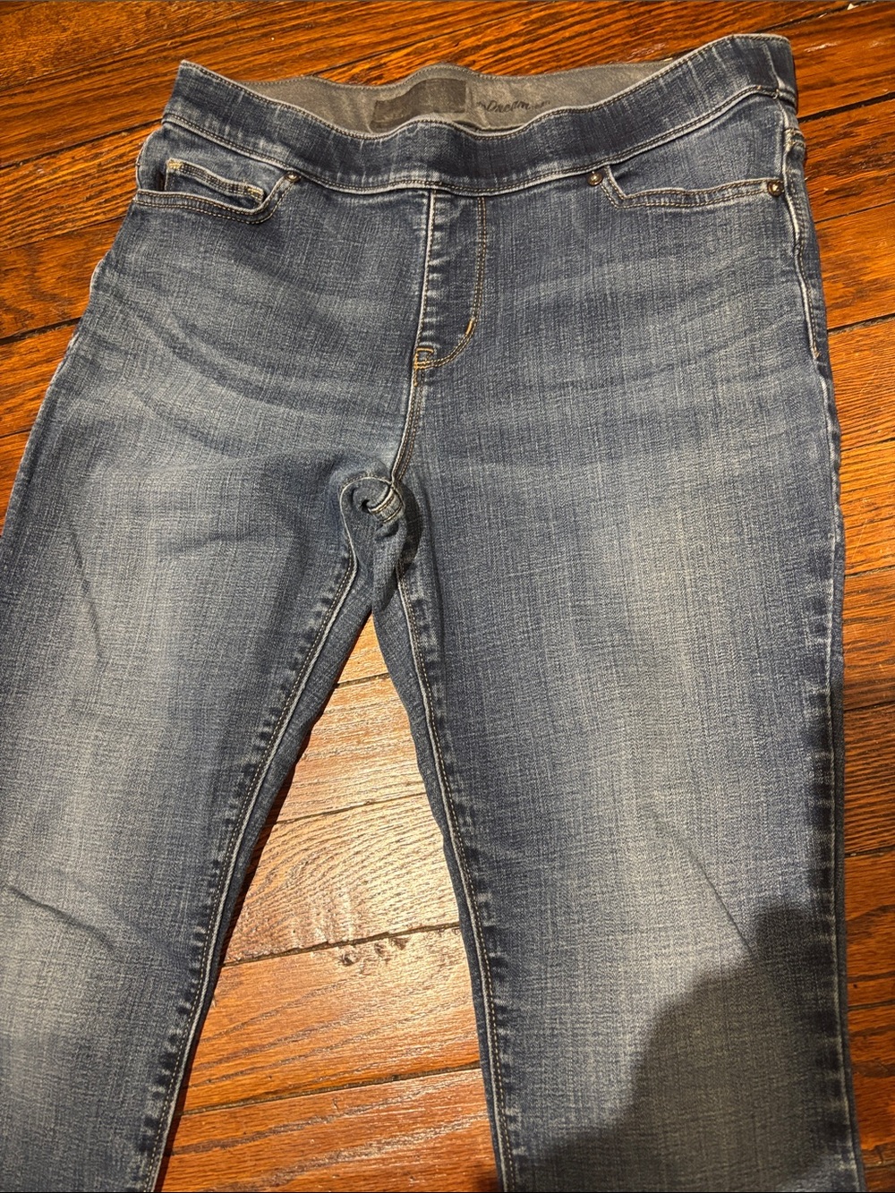 Women’s Skinny Jeans in Medium Blue Wash
